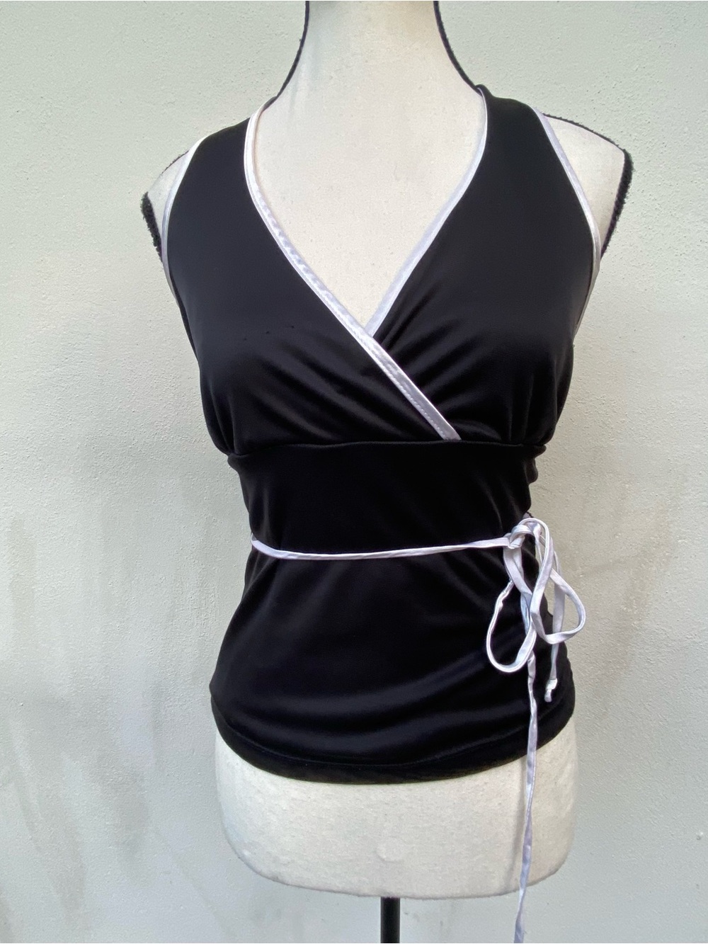Y2K Charlotte Russe Black & White Contrast Trim Tie Surplice Halter Top Small